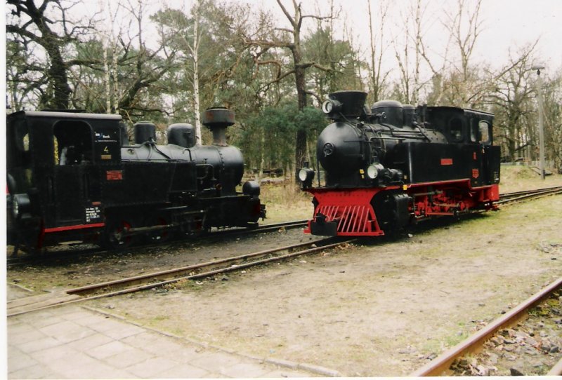Vor dem Lokschuppen stehen hier im Frhjahr 2004 die Lok Merapi und die Luise Las