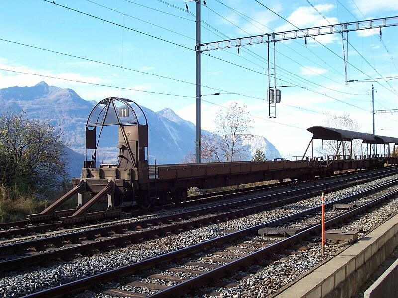 Vor dem Luogelkin-Viadukt stand am 08.11.2006 abgestellt ein Autoverladezug, im Hintergrund die Berge auf der anderen Seite des Rhonetales.
