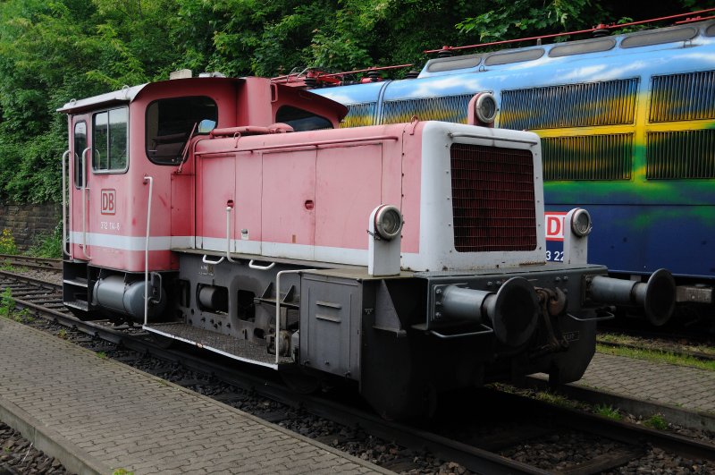 Vor dem nahezu unverndert erhaltenen Lokschuppen in Neustadt/Weinstrasse sonnt sich die vereinseigene Kf 6359 (332 114-8). Aufgenommen Ende Mai 2009.
