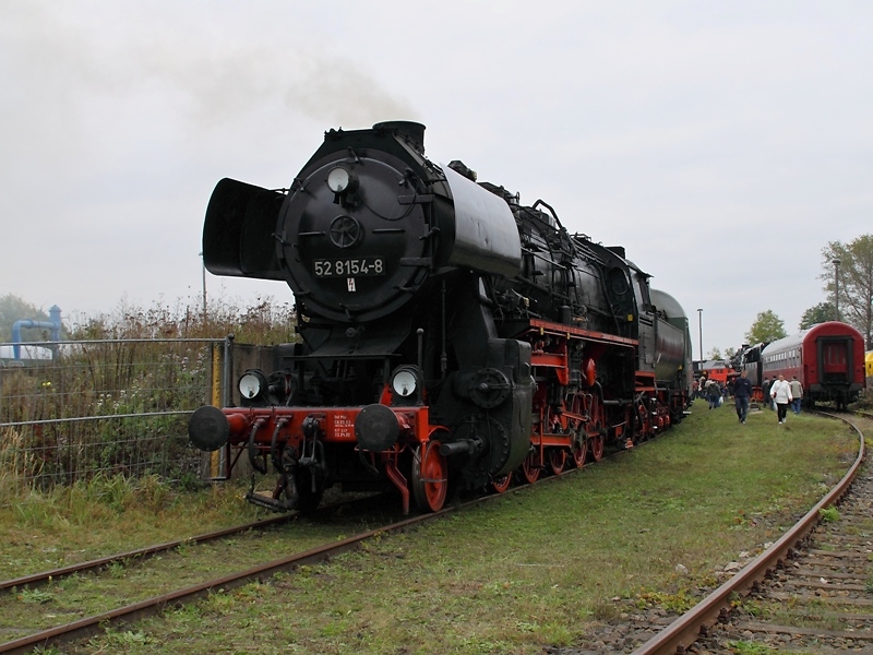 Vor dem Pendelzug zwischen Bw und Bahnhof Weimar war auch 52 8154-8 eingesetzt. (Saisonabschluss am 10.10.2009)