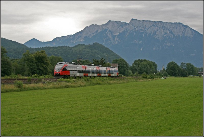 Vor dem schnen Kaisergebirge fhrt die RB 5111 von Rosenheim nach Innsbruck. Hier bei Oberaudorf.