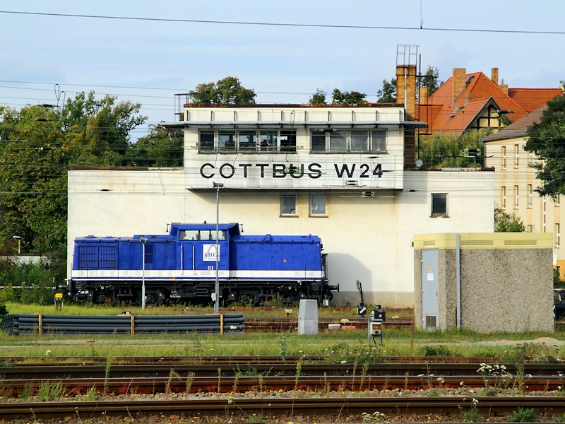 Vor dem Stellwerk W 24 in Cottbus steht am 5.10.2009 die AHG 01.