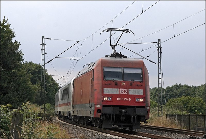 Vor dem Steuerwagen schleppt 101 113 (9180 6101 113-9 D-DB) den IC 2116, Stuttgart Hbf - Stralsund Hbf, bei Dortmund-Derne in Richtung Norden....