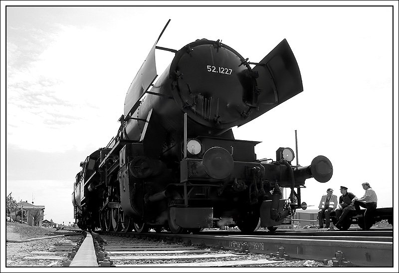 Vor dem TEML (Technisches Eisenbahnmuseum Lieboch) am 1.5.2007 noch eine kleine Spielerei mit 18 mm (respektive 27 mm), Gegenlicht, Blitzlicht und schwarzweis. In Farbe schaut dieses Foto irgendwie, nur nicht gut aus.
