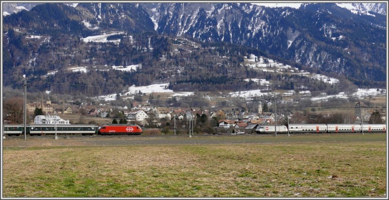 Vor dem Weinbau- und Heididorf Maienfeld begegnen sich zwei IR mit Re 460. (26.12.2007)