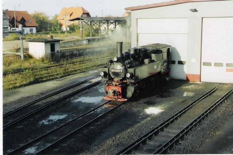 Vor dem Wernigerder Lokschuppen macht die 99 5906 es sich bequem xD
Kobtober 2004 gegen 16:50