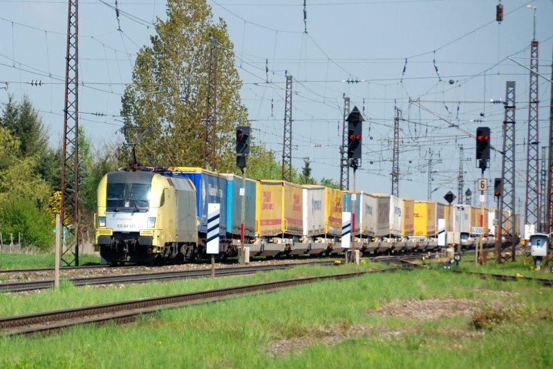 Vor einem bunten  Trailer  macht sich dieser Dispo-Taurus n�tzlich. Aufgenommen in Augsburg-Oberhausen Strecke Donauw�rth - Augsburg.