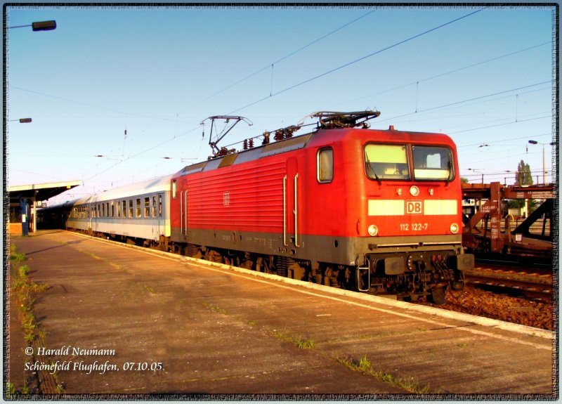 Vor einem Jahr: InterRegio-Nostalgie; IR2289 mit 112 122 fhrt am Bf Berlin-Schnefeld ab in Richtung Chemnitz. 07.10.05