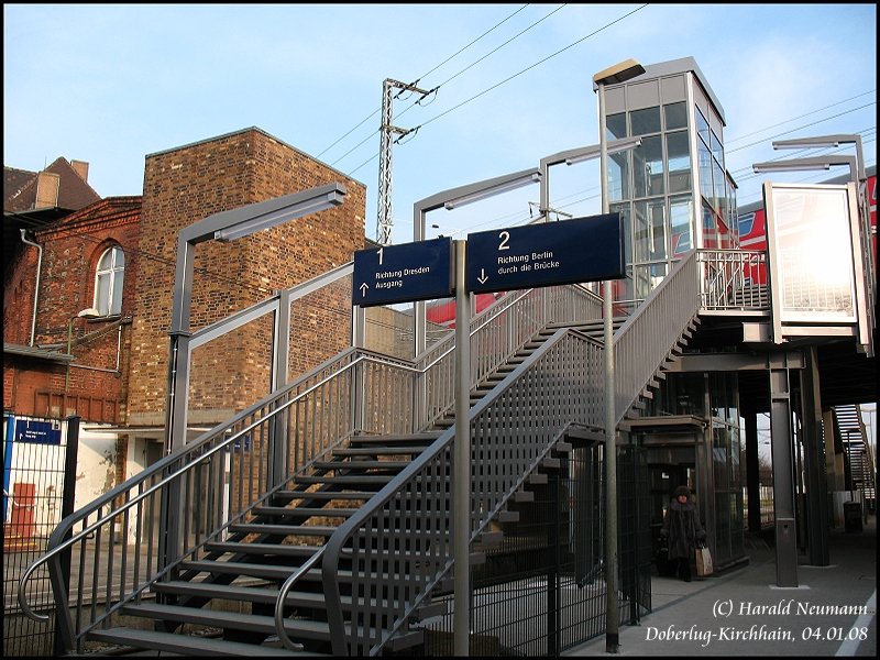 Vor einiger Zeit kam hier die Meinung auf, in Doberlug-Kirchhain hat sich in den letzten Jahren nichts gendert. Irrtum! U.a. wurde der gesamte Bahnhofsvorplatz umgestaltet und 3 neue Fahrsthle eingebaut. Einer davon komplett neu vom Gleis4 nach Gleis1.