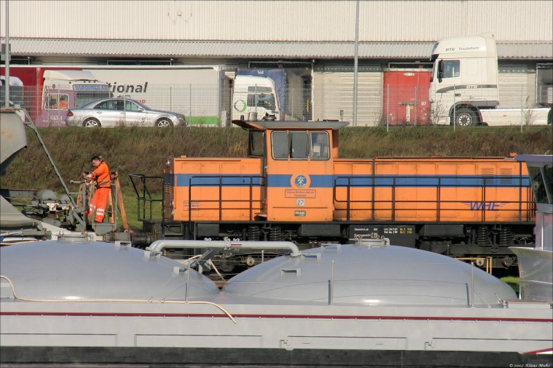 Vor Erfllung des Fahrauftrages ist erst einmal Handarbeit angesagt, hier Lsen der Feststellbremse. Wanne-Westhafen  22.11.2007