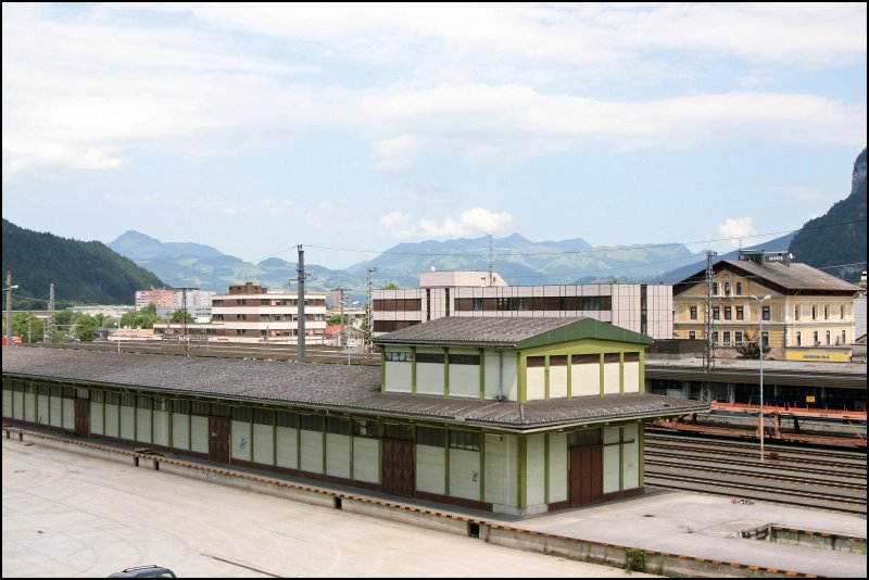 Vor einer herrlichen Kulisse befindet sich der Bahnhof Kufstein. Hier ist der Gterschuppen zusehen.
