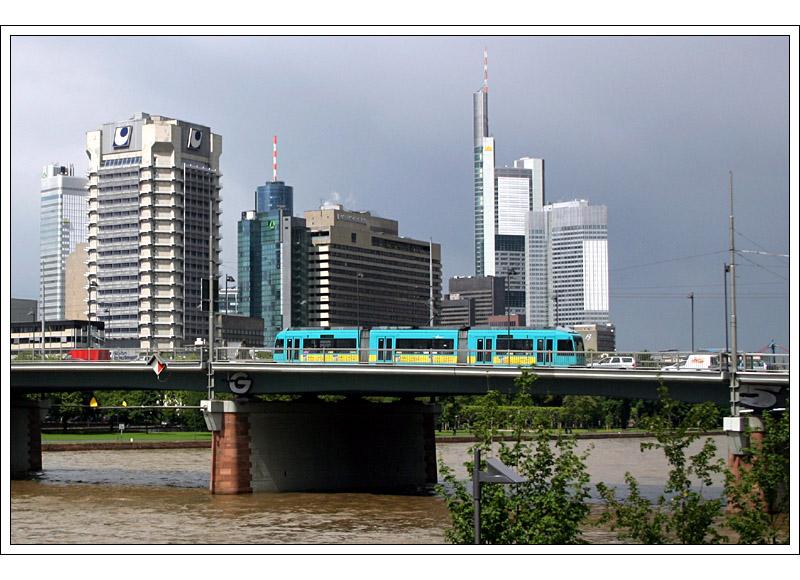 Vor der Hochhauskulisse -

Ein R-Triebwagen auf der Friedensbrücke. Dieser Straßenbahn-Typ ist recht unzuverlässig, wurde doch diese recht neuartige Bauart (mit Radnabenmotoren) nicht vorher mit Prototypen erprobt. 

01.06.2006 (M)