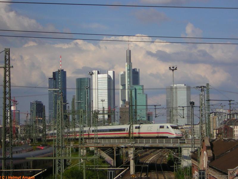 Vor der Hochhauskulisse von  Mainhattan  verlie ICE 691 am 09.07.2005 Frankfurt am Main - Hauptbahnhof mit Fahrtziel Mnchen. 