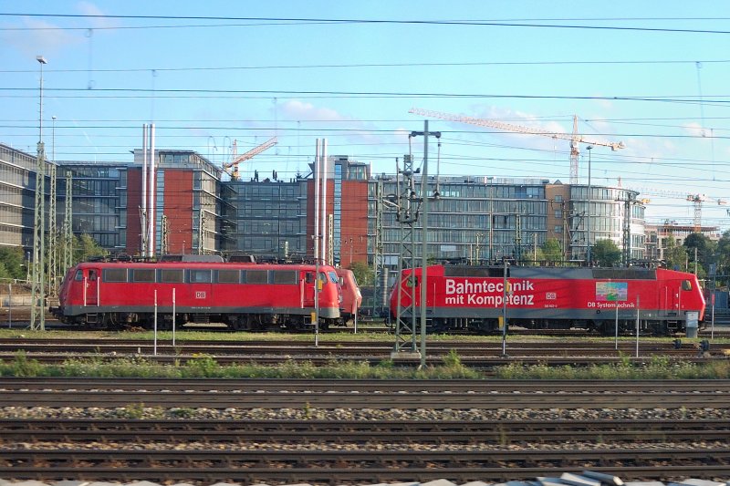 Vor den ICE-Hallen im Vorfeld des Mnchner Hbfs fand sich neben diversen anderen E-Loks, 120 502-0  Bahntechnik mit Kompetenz  der DB Systemtechnik. (Aug. 2008)
