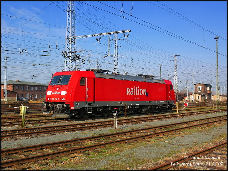 Vor ihrem nchsten Einsatz sonnt sich 185 208-6 noch ein wenig auf dem unteren Bahnhof in Falkenberg/Elster. Das Railion-Abstellgleis befindet sich neben der ehem. Lokleitung des unteren Lokschuppens. Falkenberg/E., 24.02.07