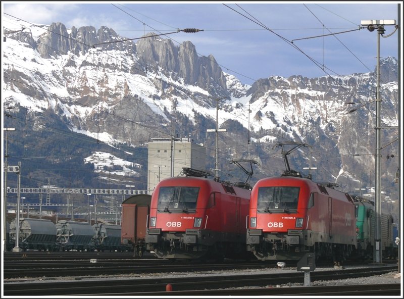 Vor den Kreuzbergen posieren 1116 278-1 und 1116 026-4. Dahinter versteckt sich noch ein Fretchen. Buchs SG (02.02.2009)