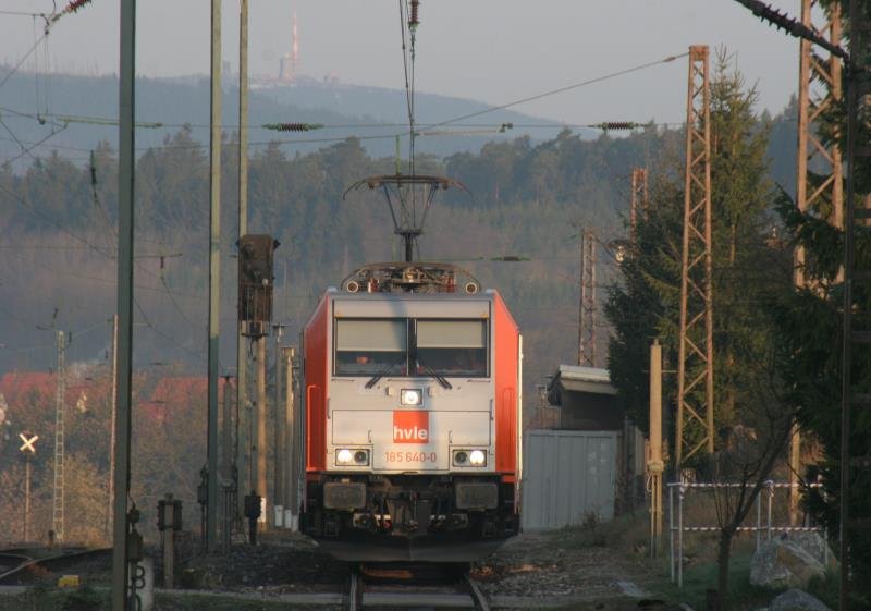 Vor der Kulisse des Brockens f�hrt 185 640 durch den Bahnhof Elbingerode/Harz; 14.04.2009