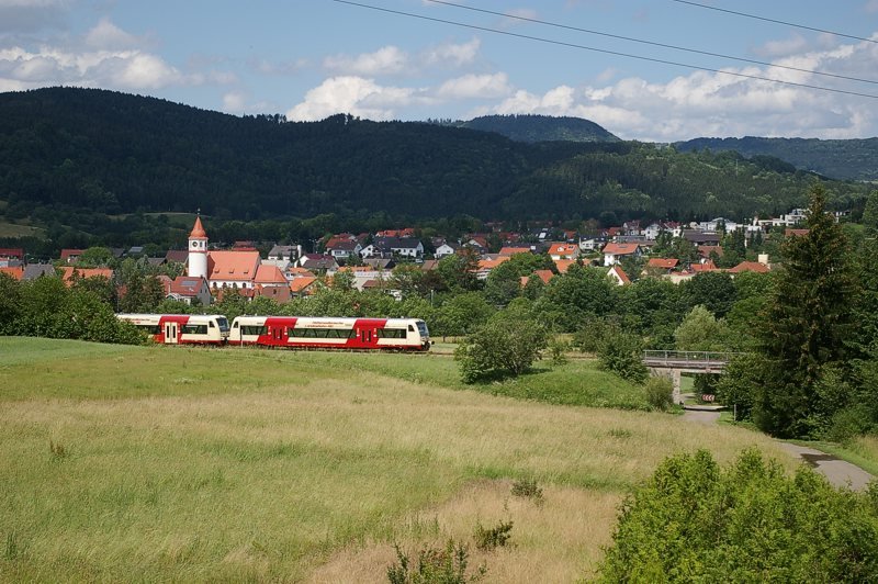 Vor der Kulisse des Drfchens Drrwangen an der KBS 766 fahren die beiden VT der HzL am 16. Juni 2007 in Richtung Albstadt-Ebingen.