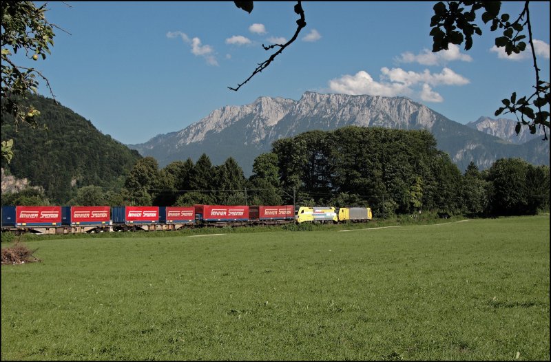 Vor der Kulisse des Kaisergebirges sind E189 924RT (9480 0 189 924-4) und ES64U2-033 mit einem  WINNER-Express  nach Italien unterwegs.