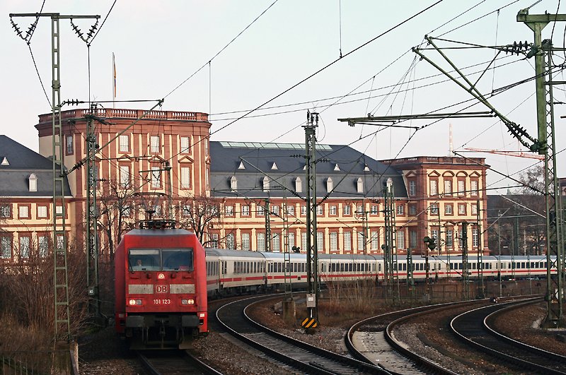 Vor der Kulisse des Mannheimer Schlosses befrdert 101 123 am 23. Dezember 2008 den IC 2012 von Oberstdorf nach Hannover in Richtung Ludwigshafen.