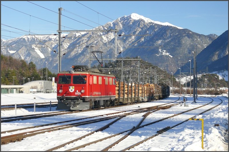 Vor der Kulisse des Montalin fhrt Ge 4/4 I 606  Kesch  mit einem Holzzug in Ems Werk ein. Das Rundholz ist fr die Sgerei Stallinger bestimmt. (27.11.2008)