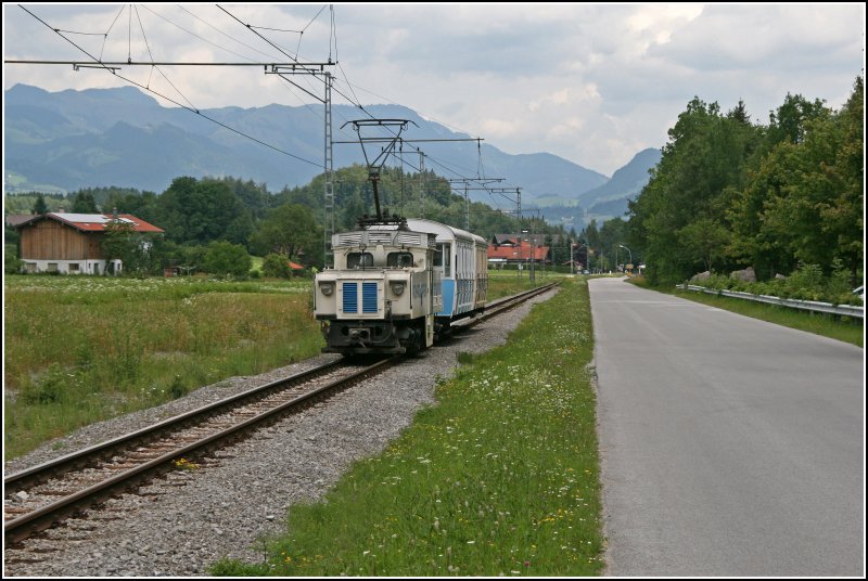 Vor der Kulisse des Wilden Kaisers rollt Lok 5 in den Haltepunkt Hechtsee ein. (30.06.07)