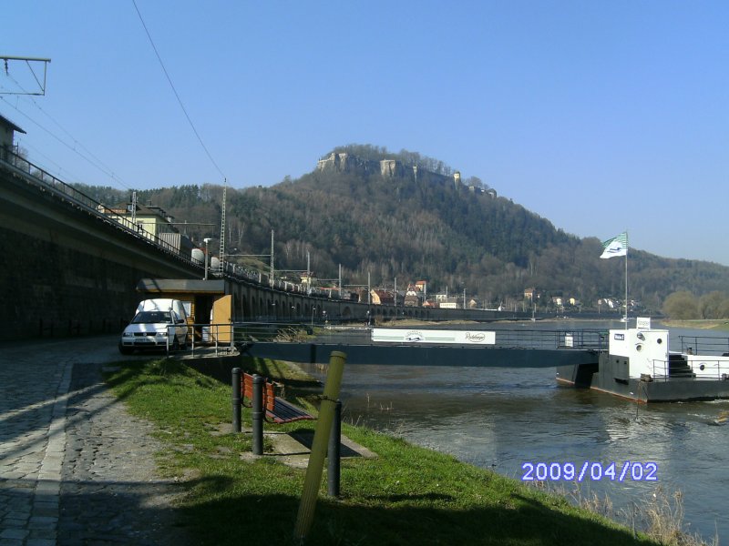 Vor der Kulisse der Festung K�nigstein zieht 180 006 ihren G�terzug elbabw�rts Richtung Dresden.