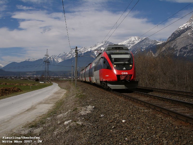 Vor der Kulisse der Mieminger Berge prescht ein Typ 4024 von Oberhofen nach Flaurling. 18. M�rz 2007 kHds