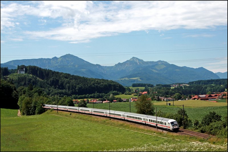 Vor der Kullisse der Chiemgauer Berge ist der InterCity 2293 auf dem Weg von Saarbr�cken Hbf nach Salzburg Hbf. Hier bei Vachendorf braucht der Zug noch ca. 25 Minuten bis zum Ziel. (06.07.2008)
