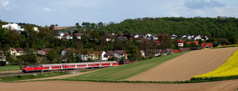 Vor kurzem hat 218 484 mit dem angehngten RE 4840 gerade den Bahnhof von Hoffenheim durchfahren und wird nach der Durchfahrt von Zuzenhausen ihren nchsten Halt, Meckesheim, in rund 10 Minuten erreicht haben.