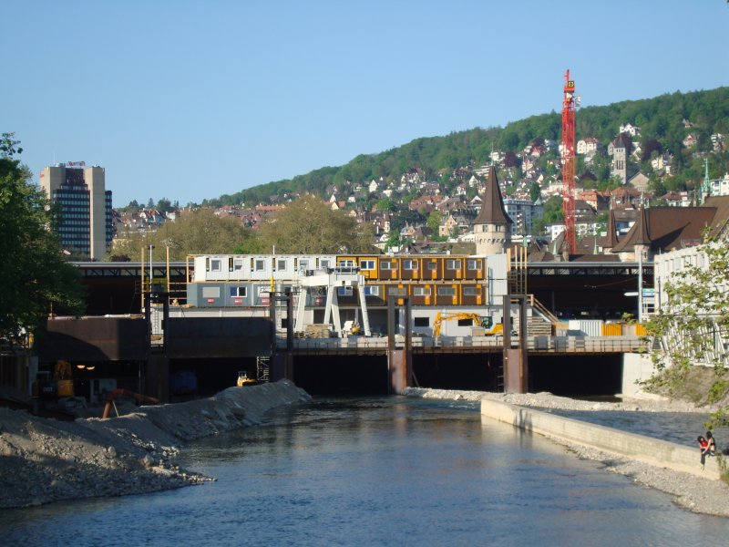 Vor lauter Baustellen-Container ist kaum mehr auf den Zrcher Hauptbahnhof zu sehen. Hier entsteht der zweite unterirdische  Durchgangsbahnhof Zrich-Lwenstrasse. Gemss Planung soll er im Jahr 2013 in Betrieb gehen.