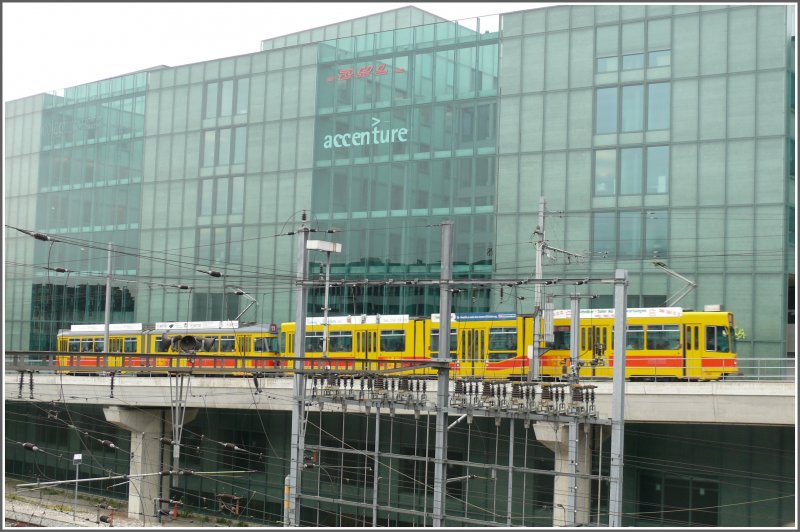 Vor den neuen glsernen Fassaden erklimmen ein Be 4/8 und ein Be 4/6 der Baellandtransport die Rampe zur Haltestelle Peter Merian.
(08.04.2008)