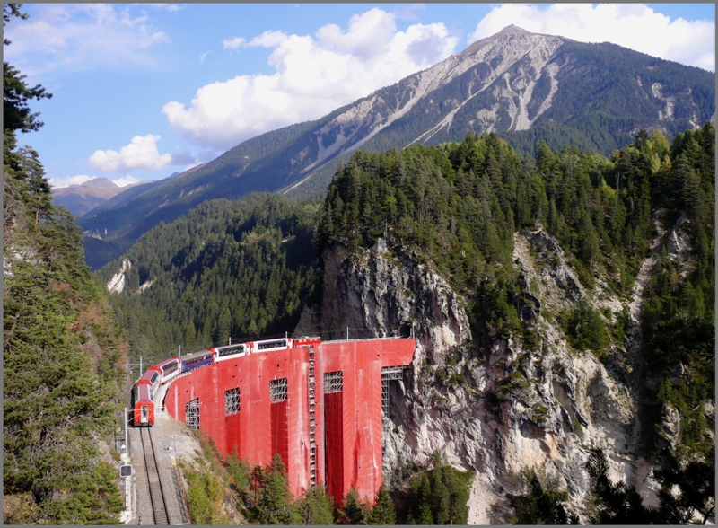 Vor der Pyramide der Muchetta zieht eine Ge 4/4 I den GlacierExpress 902 mit Bestimmung Davos Platz ber das Landwasser Viadukt. (01.10.2009)