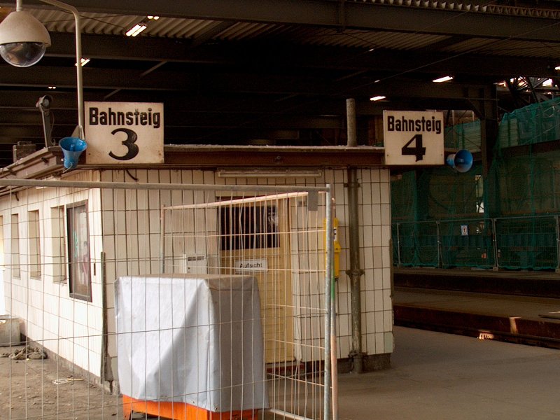 Vor der Rekonstruktion gab es noch diese historischen Bahnsteigschilder fr Gleis 3 und Gleis 4 (jetzt Gleise 1 und 2); man beachte auch die Lautsprecher der Aufsicht sowie die alte Kamera; Dresden Hbf. , 06.08.2003
