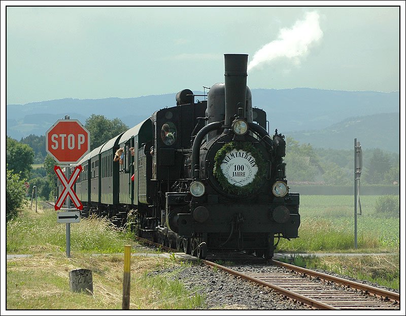 Vor der Rckfahrt am 27.5.2007 von Gleinsttten nach Graz gab es noch eine Pendelfahrt zwischen Gleinsttten und Gasselsdorf. Die Aufnahme entstand kurz nach Gleinsttten, und zeigt die in diesem Fall schiebende ex GKB Lok 17c 372, die heute im Heizhaus Strasshof beheimatet ist.
