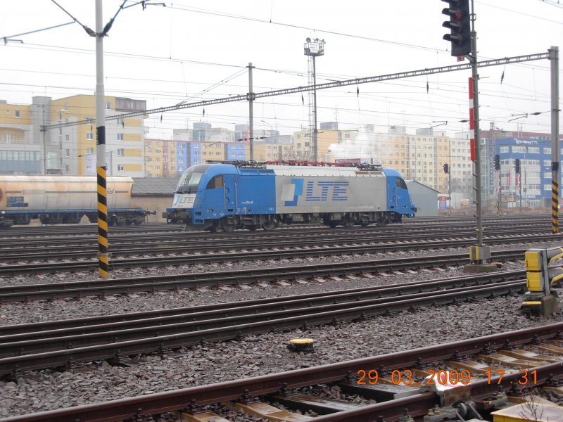 Vor der  Skyline  von Petrzalka, welche bis weit nach �sterreich hinein das Blickfeld dominiert, war am 29.3.2009 die Taurus-Lokomotive 1216 910-0 von LTE abgestellt.