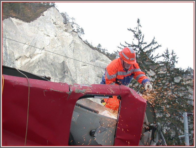 Vor so schner Kulisse eine so schne Lok zerlegen zu mssen ist wohl nicht die Arbeit, die man sich wnscht. Versam-Safien 08.01.2007