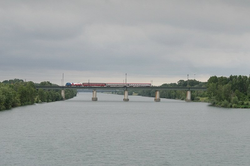 Vor der Station Lobau berquert die 1216 226  EM Tschechien  am 19.05.08 die Brcke ber die neue Donau:
