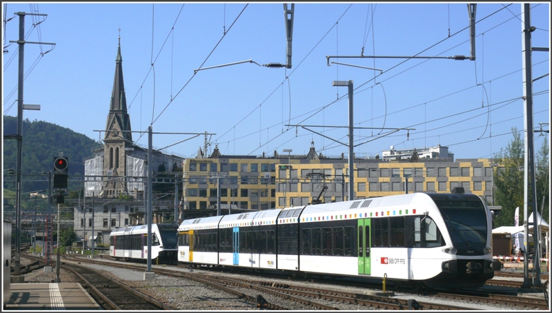 Vor der St.Leonhardskirche in St.Gallen warten ein zwei- und ein dreiteiliger Stadler GTW. (20.08.2009)