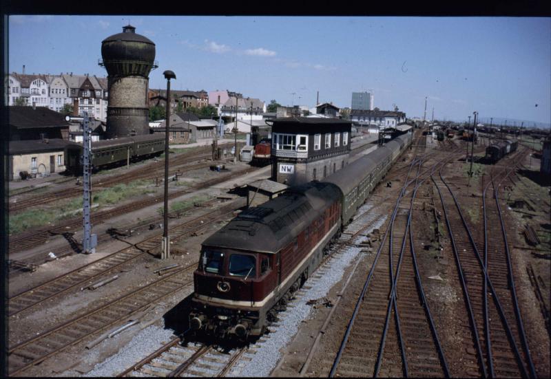 Vor der Wende prsentierte sich der Bahnhof Nordhausen noch ohne Fahrdraht und mit den Dieselloks der BR 132 hier fotografiert von der bekannten Straenbrcke.