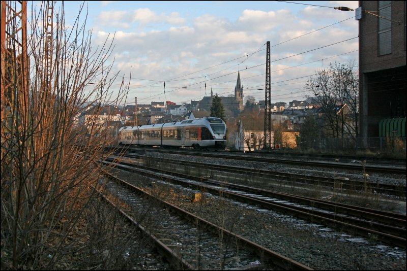 Vor der Werdohler Stadtkirche beschleunigt ein FLIRT als ABR99618, (RE16  Ruhr-Sieg-Express ), nach Siegen. (18.12.2007)

