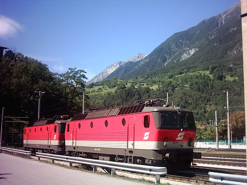 Vor der wunderbaren Berkulisse des Paznauntales pr�sentieren sich die beiden �BB Lokomotiven 1044 109 und 1044 116 am 23.8.2006 in Landeck.