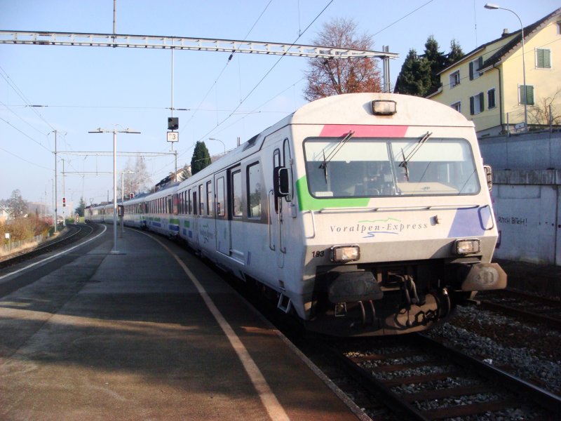 Voralpen-Express bei der Einfahrt in Wollerau am 28.11.2007