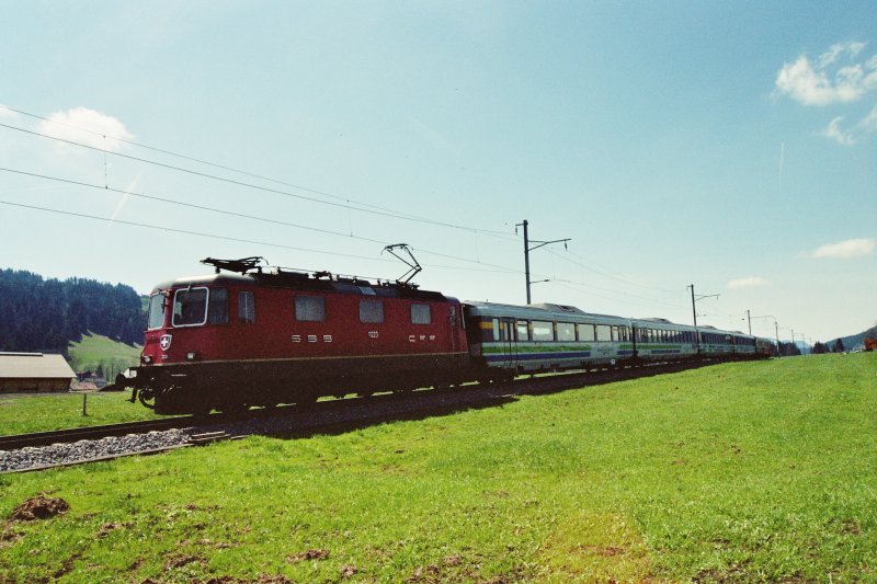 Voralpen-Express mit Re 4/4 II 11223 nordwrts unterwegs zwischen Altmatt und Biberbrugg im Sommer 2005.