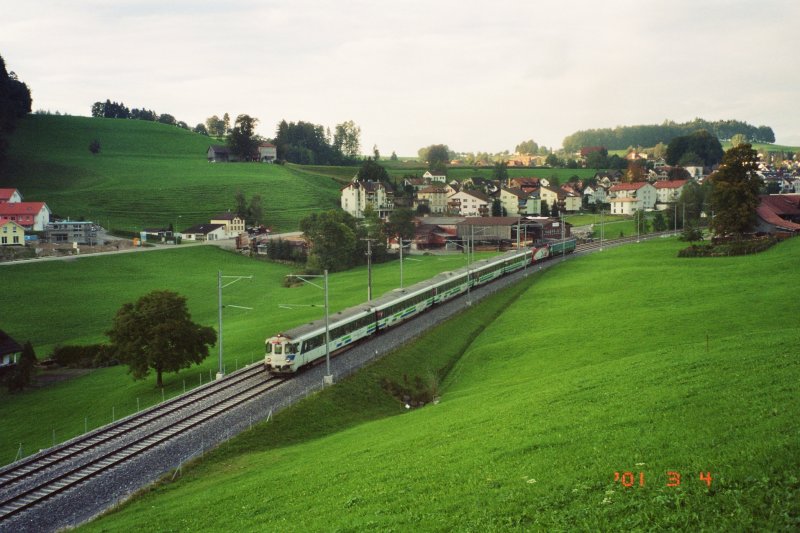 Voralpen-Express mit Re 446 016 bei Degersheim.Im Oktober 2006.