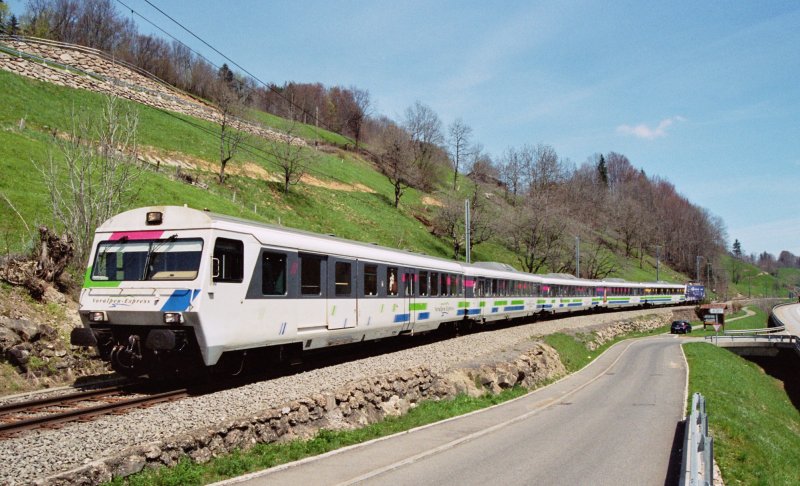 Voralpen-Express mit Re 456 096 bei Sattel SZ im Sommer 2006.