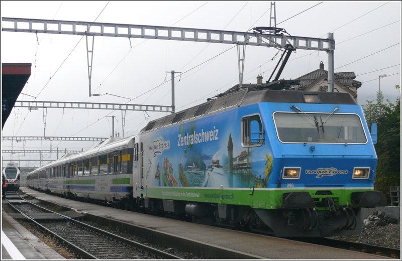 Voralpen Express mit Re 456 096 in Wattwil. (04.10.2008)