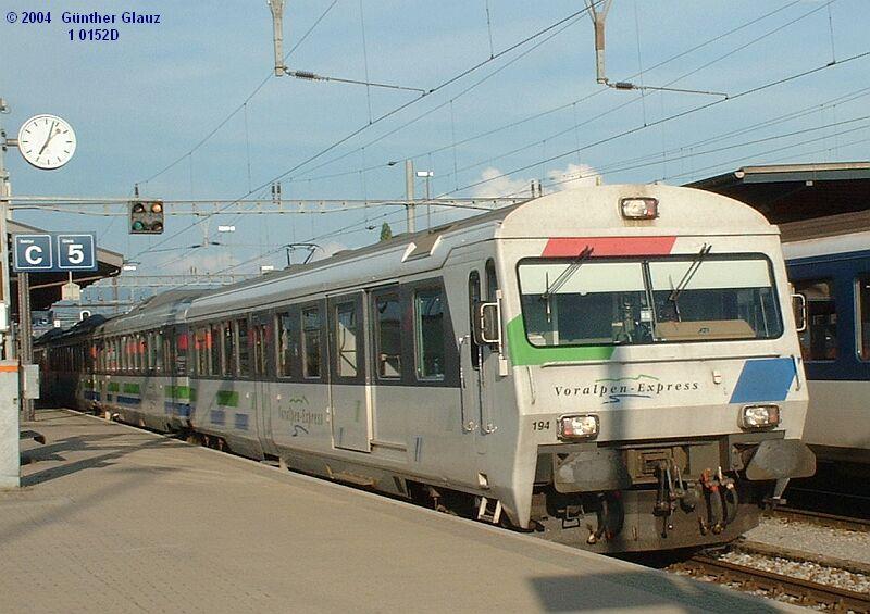 Voralpen-Express mit Steuerwagen 194 am 15.08.2004 im Bahnhof Rapperswil