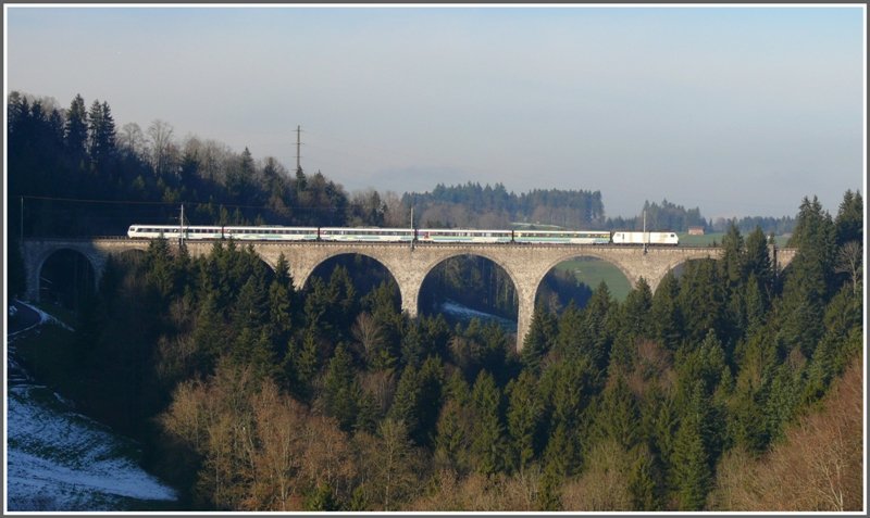 Voralpenexpress IR2419 mit Re 456 auf einem Viadukt bei Degersheim. (08.12.2008)