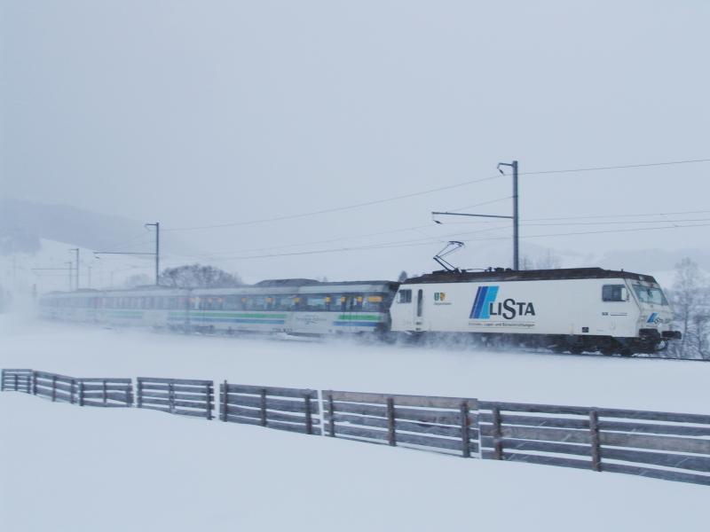 Voralpenexpress mit der Werbelok Re 456 095-9  Lista  am 13.2.05 bei Rothenturm